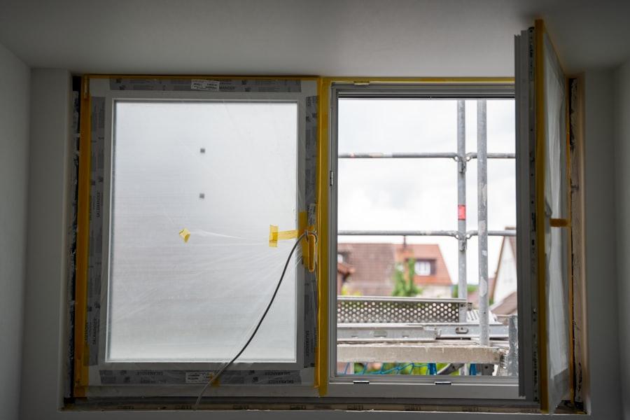 Fenêtre neuve en cours de pose, films de protection encore en place