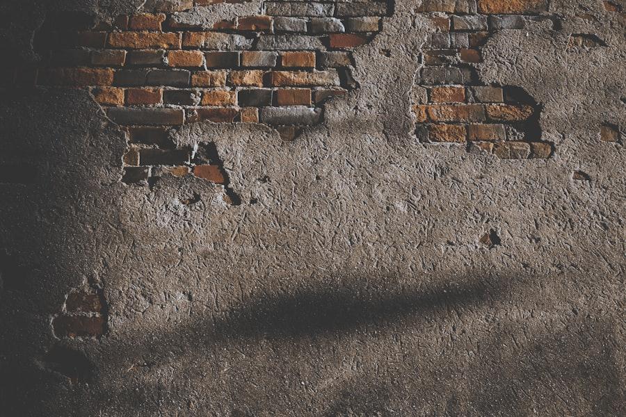 Mur en briques anciennes dont l'enduit s'est détaché par plaques