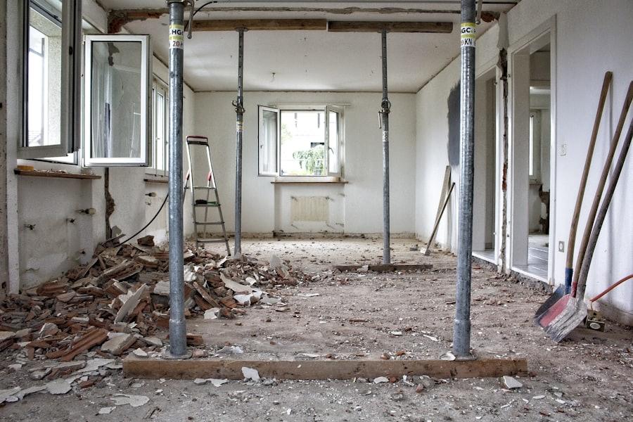 Intérieur de maison en cours de rénovation, étais de soutènement et gravats au sol