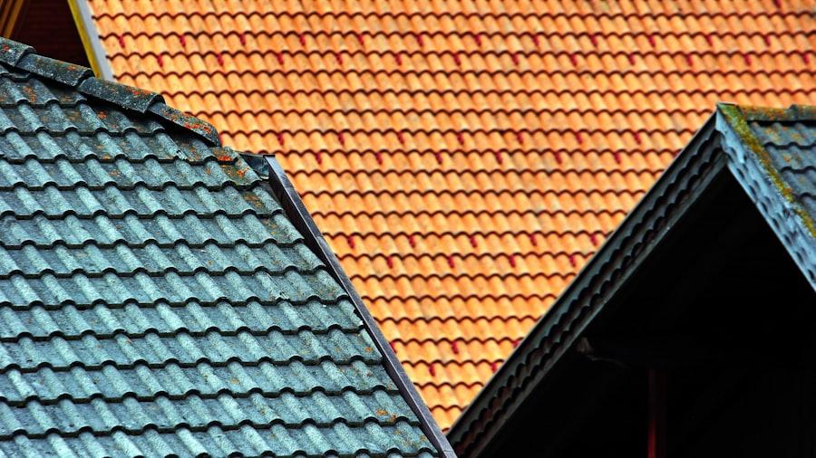 Toiture de maison en tuiles brunes vue depuis le sol
